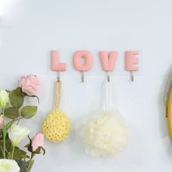 علاقة بتصميم حروف كلمة "LOVE